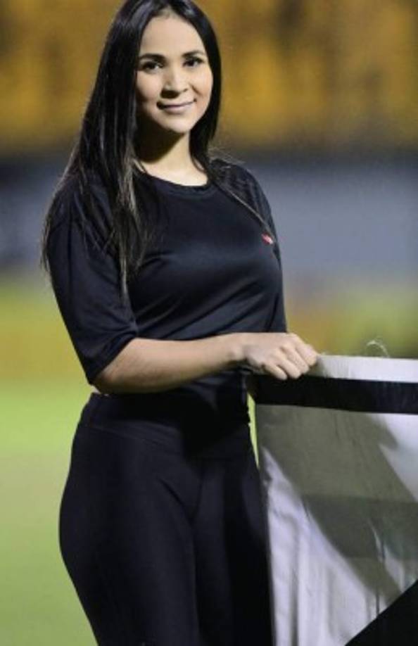 La belleza en los estadios no podía faltar y esta hermosa edecán fue una de las chicas que robó suspiros en el Morazán.