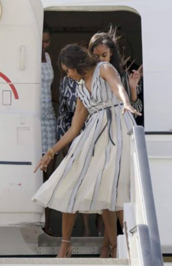 Michelle le dice a sus hijas que tengan cuidado al bajar del avión presidencial que las llevó de Estados Unidos a Madrid, España.