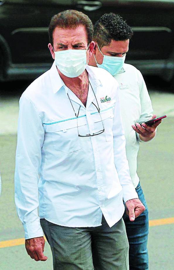 ”Este debe ser un movimiento ciudadano general en busca de sacar de este tipo antidemocrático de las decisiones que está tomando el Poder Ejecutivo”, dijo Nasralla.