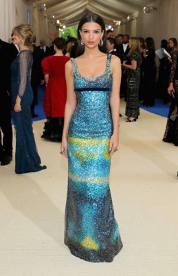 La modelo Emily Ratajkowski si luce como una bella sirena.