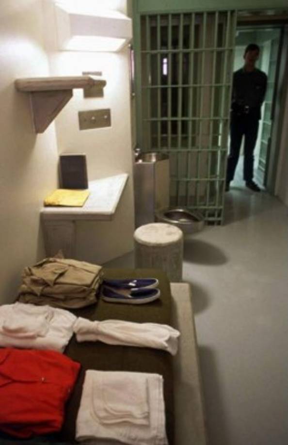 Muchas celdas tienen duchas incorporadas y rampas automáticas para acceder a los “patios de ejercicio”, así que algunos presos nunca ven a un guardia, prisionero o visitante. Los presos suelen estar asignados a esta cárcel a causa de la notoriedad o intentos de fuga de otras prisiones, y muchos desarrollan problemas de salud mental. Los intentos de suicidio son comunes.<br/>