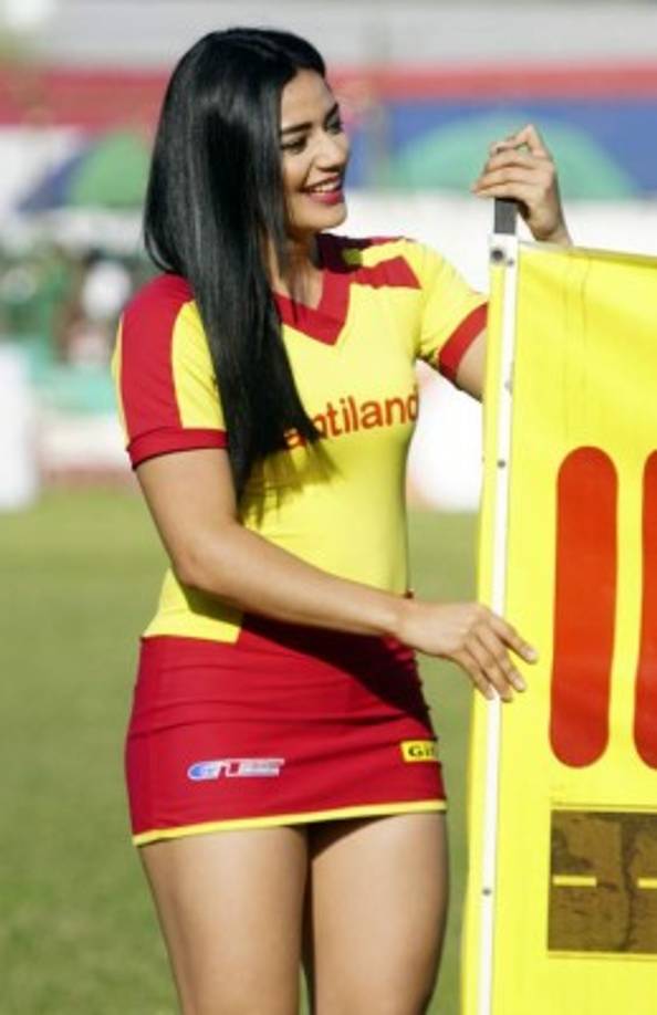 Una hermosa edecán que sonríe en la cancha del estadio Yankel Rosenthal.