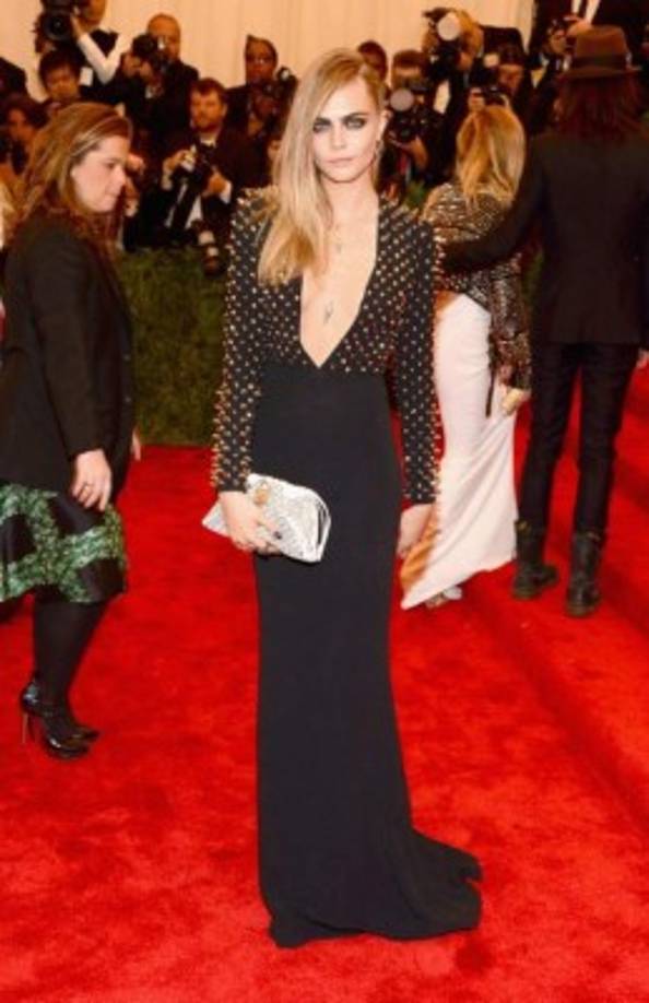 Cara Delevingne siempre irreverente lució su lado punk en un Burberry en 2013.