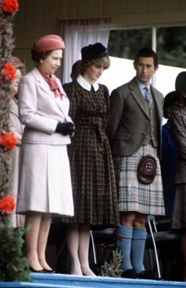 Totalmente ausente, así fue captada la princesa Diana de Gales que acompañó a la reina Isabel y el príncipe Carlos a la inauguración de los juegos de montaña en Escocia en el mes de septiembre de 1982.