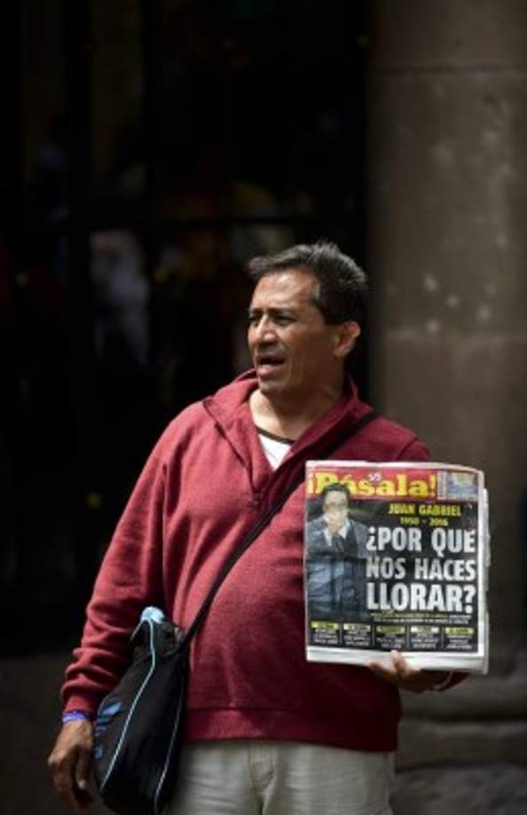 El álbum Vestido de Etiqueta, que contiene 34 canciones repartidas en dos CDs y siete temas en un DVD, ocupaba el primer lugar de ventas tanto en la cadena Mixup, en la Ciudad de México, como en Estados Unidos según los charts Top Latin Albums y Latin Pop Albums, ambos, de Billboard.