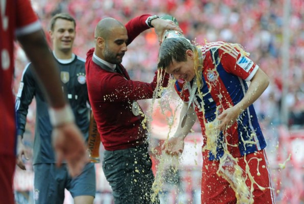 Pep Guardiola recibe la tradicional ducha de cerveza del campeón