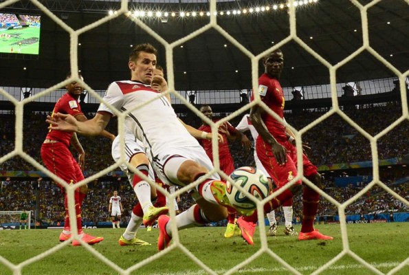 Klose salva a Alemania el día que entra en la historia de Mundiales