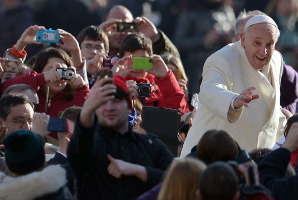 El Papa invitó a un cura a pasear en el papamóvil: '¡Vení, subí!'