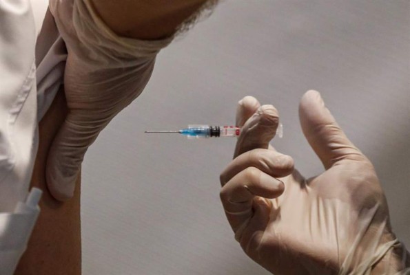 Pediatras piden vacunar contra covid a niños y adolescentes en Europa