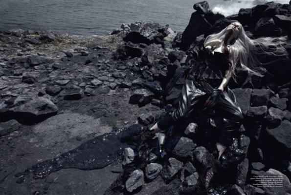 Vogue Italia saca en portada el desastre de BP con una controvertida imagen