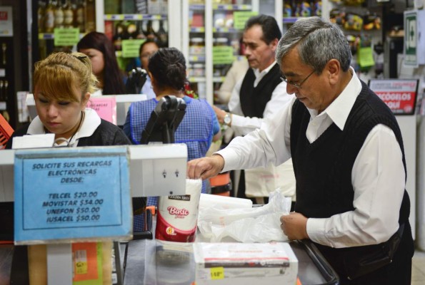 Ancianos le hacen de empacadores para compensar míseras pensiones