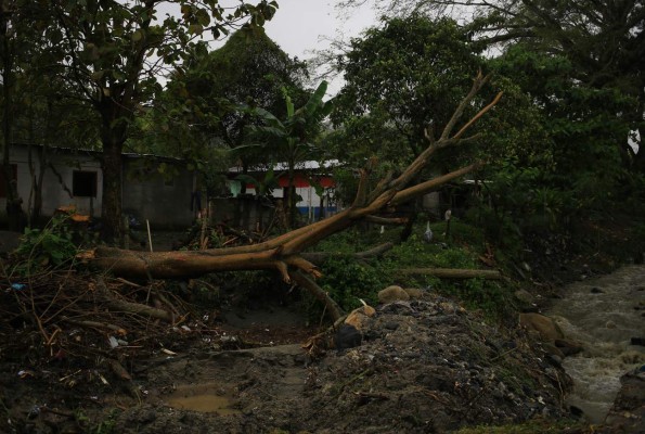 Lluvias ppr frente frío inundan zonas de Choloma, Omoa y La Ceiba