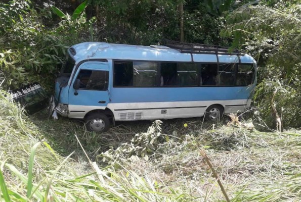 Diez heridos al caer un bus rapidito en hondonada en San Pedro Sula