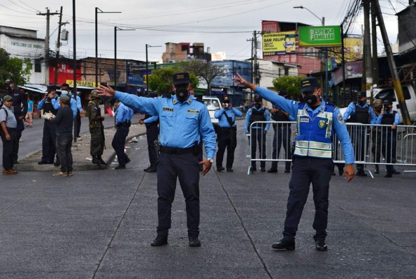 Honduras endurece las medidas ante el coronavirus, mientras pobladores exigen alimentos