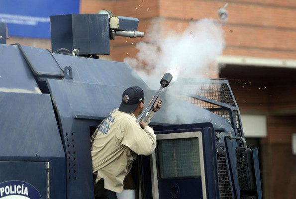 Oposición y chavismo marchan en Caracas provocando nuevos disturbios