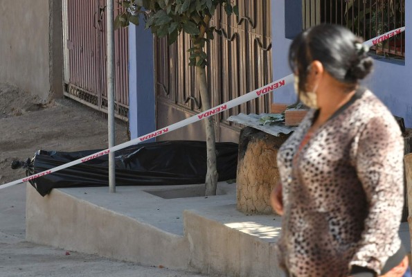 BOL02 COCHABAMBA (BOLIVIA) 05/07/2020.- El cuerpo sin vida de un hombre permaneció durante horas abandonado en una calle, este domingo en Cochabamba (Bolivia). La presencia durante horas de un cadáver en la calle, de un hombre que al parecer falleció con síntomas de Covid-19, puso este domingo en evidencia la preocupante situación que padece la ciudad boliviana de Cochabamba. EFE/Jorge Ábrego