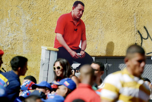 Oposición y chavismo marchan en Caracas provocando nuevos disturbios