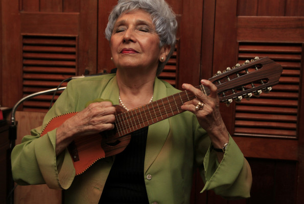 Guarda huesos de Santos en altar de su casa