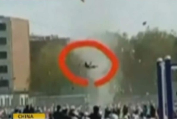 Un torbellino levanta a un estudiante en China