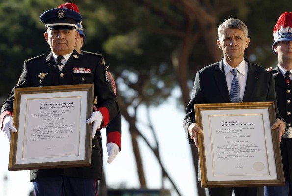 El coronel Luc Fringant muestra el anuncio oficial del nacimiento de los gemelos de los príncipes Alberto II y Charlene de Mónaco, hoy, jueves 11 de diciembre de 2014, en Mónaco (Mónaco). EFE