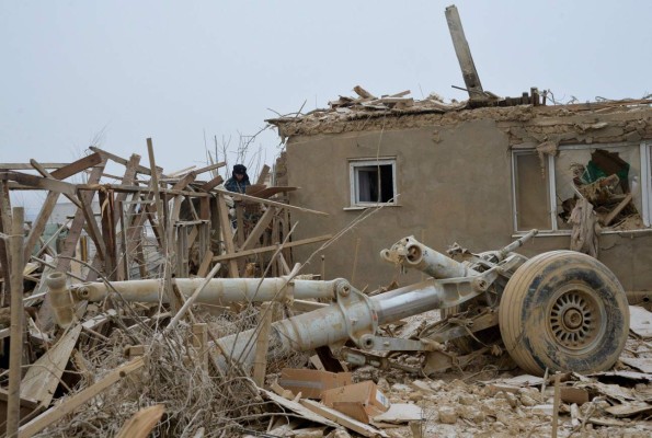 The wreckage of a Turkish cargo plane is seen after it crashed in the village of Dacha-Suu outside Bishkek on January 16, 2017.A Turkish cargo plane crashed into a village near Kyrgyzstan's main airport Monday, killing at least 37 people and destroying houses after attempting to land in thick fog, authorities said. / AFP PHOTO / Vyacheslav OSELEDKO