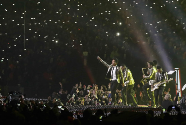 Espectáculo de Bruno Mars opacado por fuegos artificiales