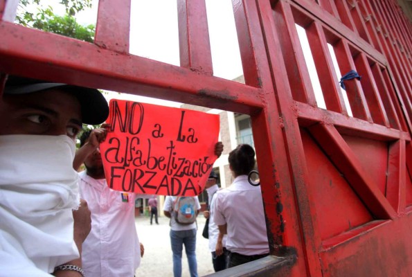 'Si un alumno no alfabetiza no se gradúa”: Marlon Escoto