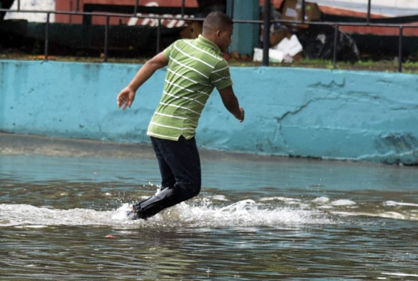 Parte del Malecón de Puerto Cortés sucumbe por huracán Earl