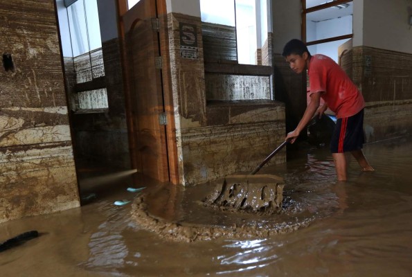 Líder evangélico atribuye lluvias en Perú a castigo divino