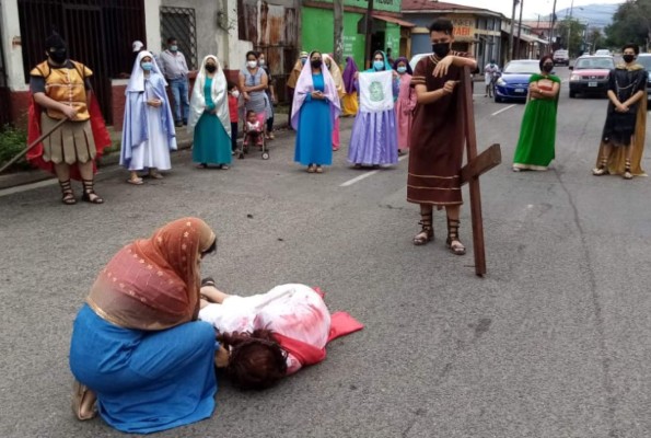 Hondureños conmemoran la pasión y muerte de Jesucristo en medio de la pandemia