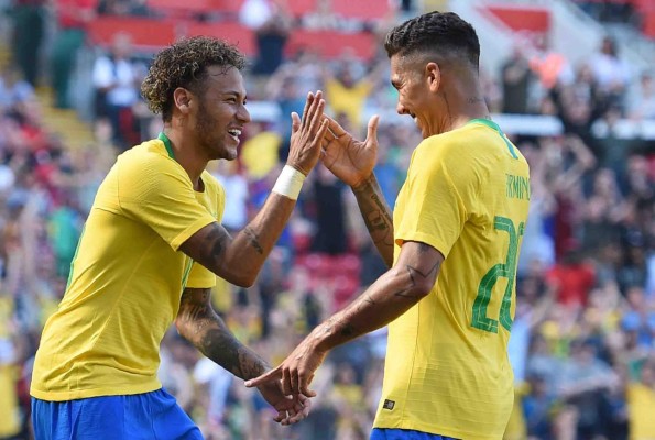 Brazil's striker Roberto Firmino (R) celebrates with Brazil's striker Neymar after scoring their second goal during the International friendly football match between Brazil and Croatia at Anfield in Liverpool on June 3, 2018.Brazil won the game 2-0. / AFP PHOTO / Oli SCARFF