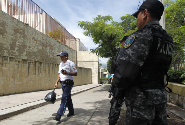 Alarma por bolsa sospechosa en Embajada de EUA