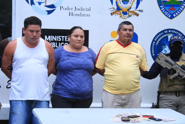 Capturan a dos hombres y una mujer por suponerlos extorsionadores