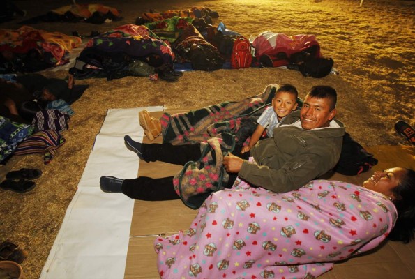 Francisco celebra misa y comida con indígenas mexicanos