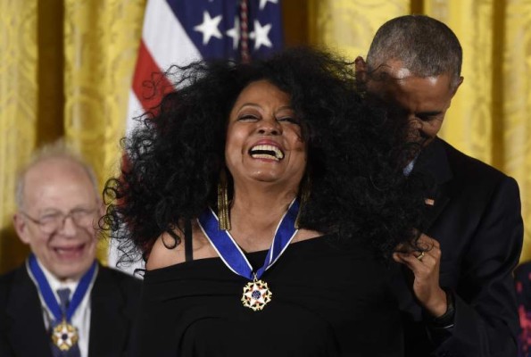 Barack Obama con la cantante Diana Ross.