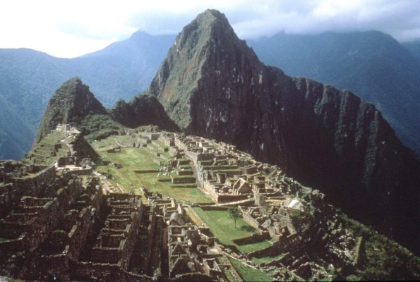 Bomberos controlan incendio en el santuario histórico de Machu Picchu
