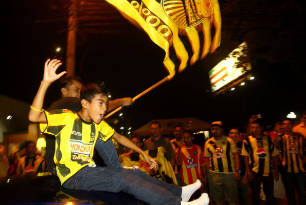Aficionados del Real España celebran el título en las calles