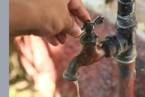 Se quejan por el servicio de agua a medias