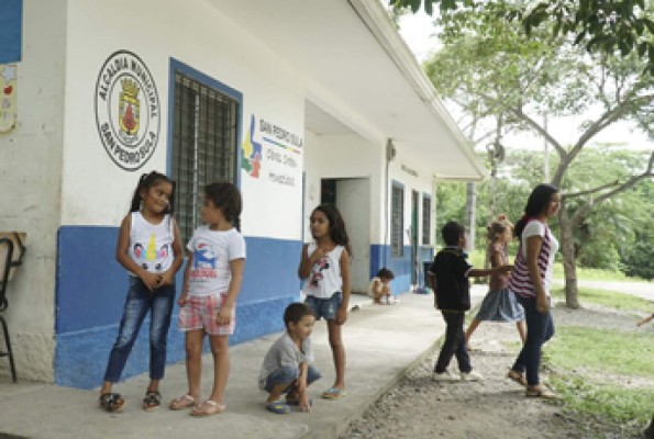 Niños esperan apoyo para la construcción de aulas