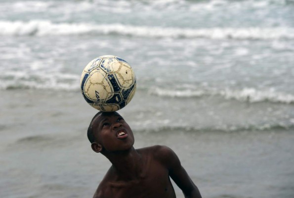 Futbolistas en Honduras se forman en la playa y las barriadas