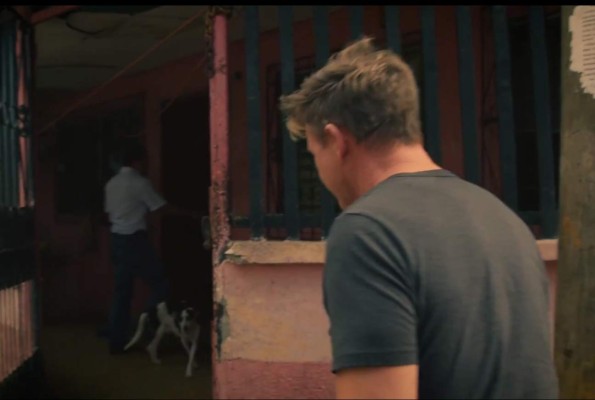 Chef Gordon Ramsay entrevista a supuestos sicarios en Honduras