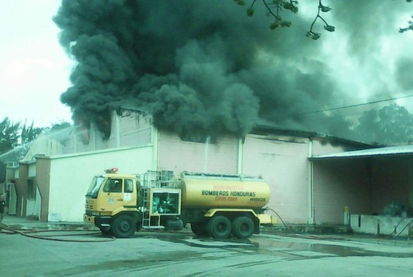 Incendio consume fábrica textil en Choloma, Cortés
