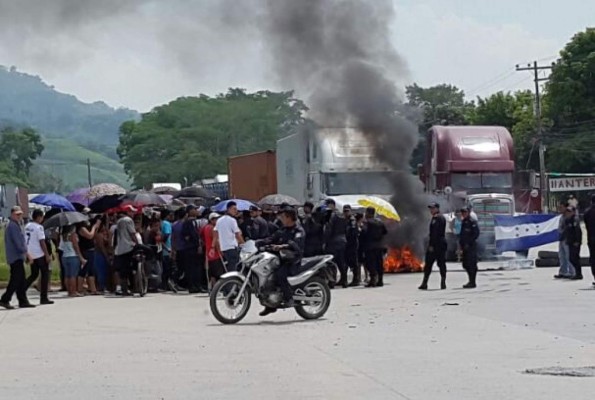 Bloquean carretera en Choloma para exigir maestros