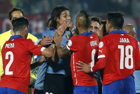 VIDEO: Gonzalo Jara y su inédita acción para hacer expulsar a Cavani
