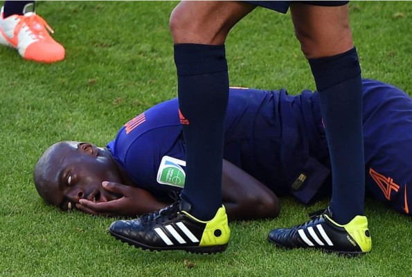 Defensa holandés sufre conmoción cerebral tras caer de cara