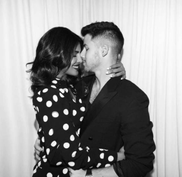 Nick Jonas y Priyanka Chopra- La pareja se dedicó tiernos mensajes en las redes sociales; por el momento ella lo acompaña en sus conciertos con Los Jonas Brothers en Europa.<br/>