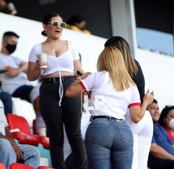 Las guapas aficionadas del Olimpia que adornaron el Clásico ante Real España.