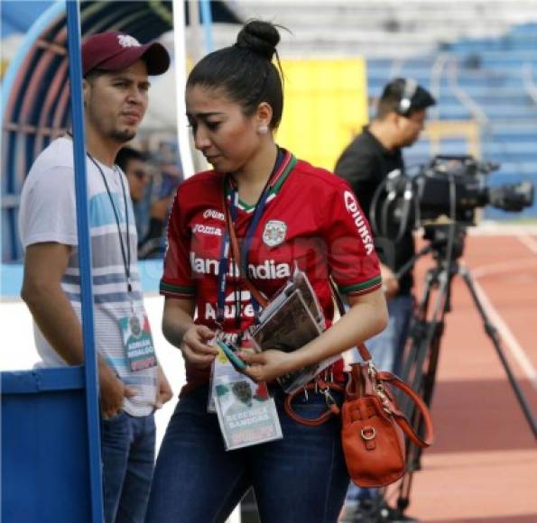 Ella es Berenice Banegas, la bella relacionadora pública del Marathón y estuvo presente en el partido en el estadio Olímpico.