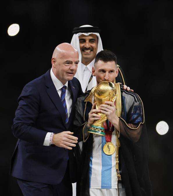 Así que cuando vio en la televisión al Emir de Qatar colocando a Messi el Bisht no lo podía creer.