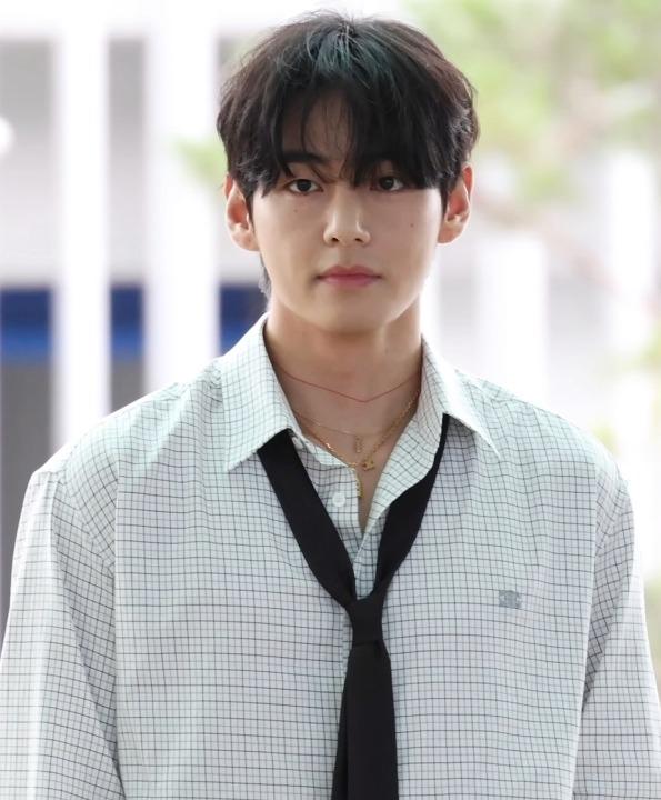 Kim Taehyung de BTS revela que solo escucha el 30% en un oído